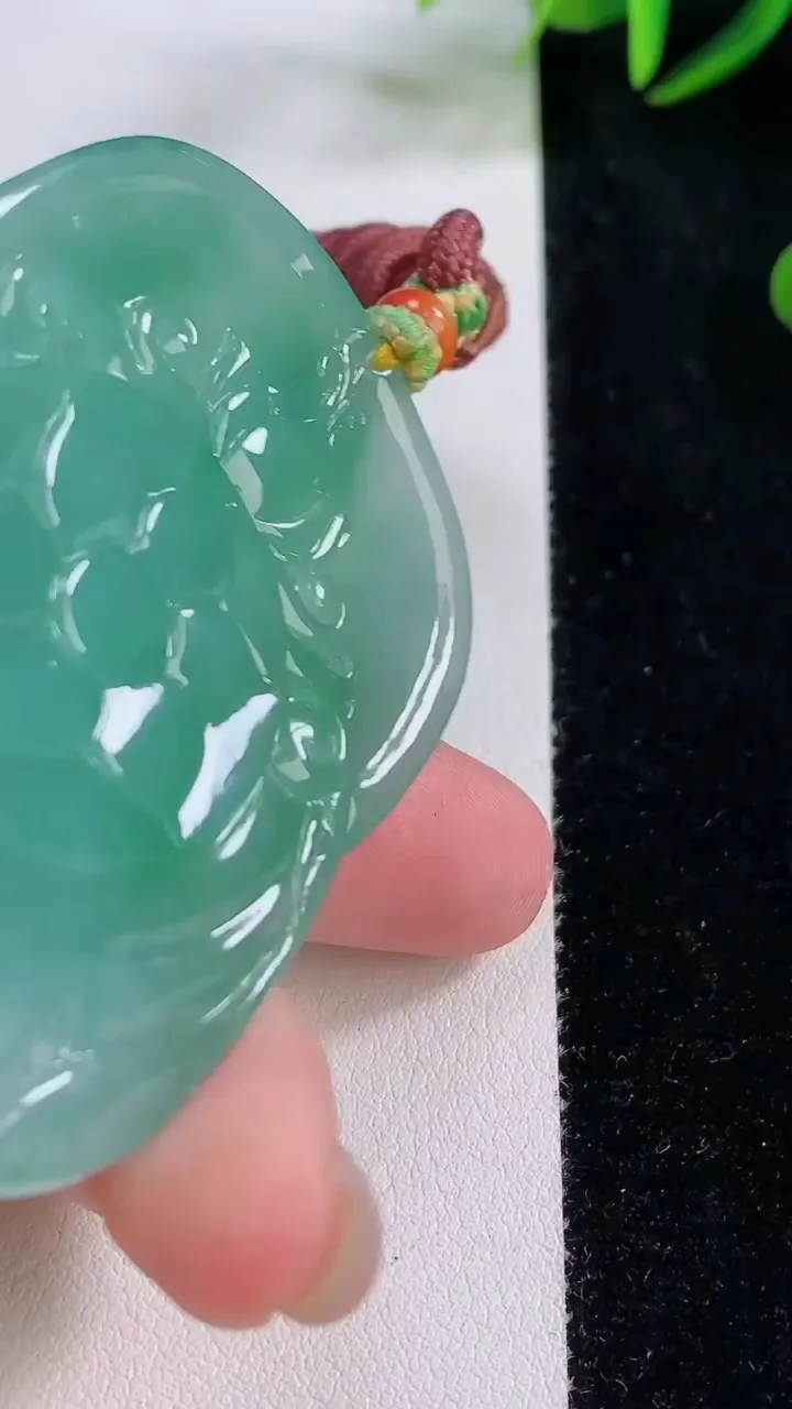 天然A货翡翠千手观音吊坠，尺寸59.5-45.2-11.3，重量:66.15g
11月24日