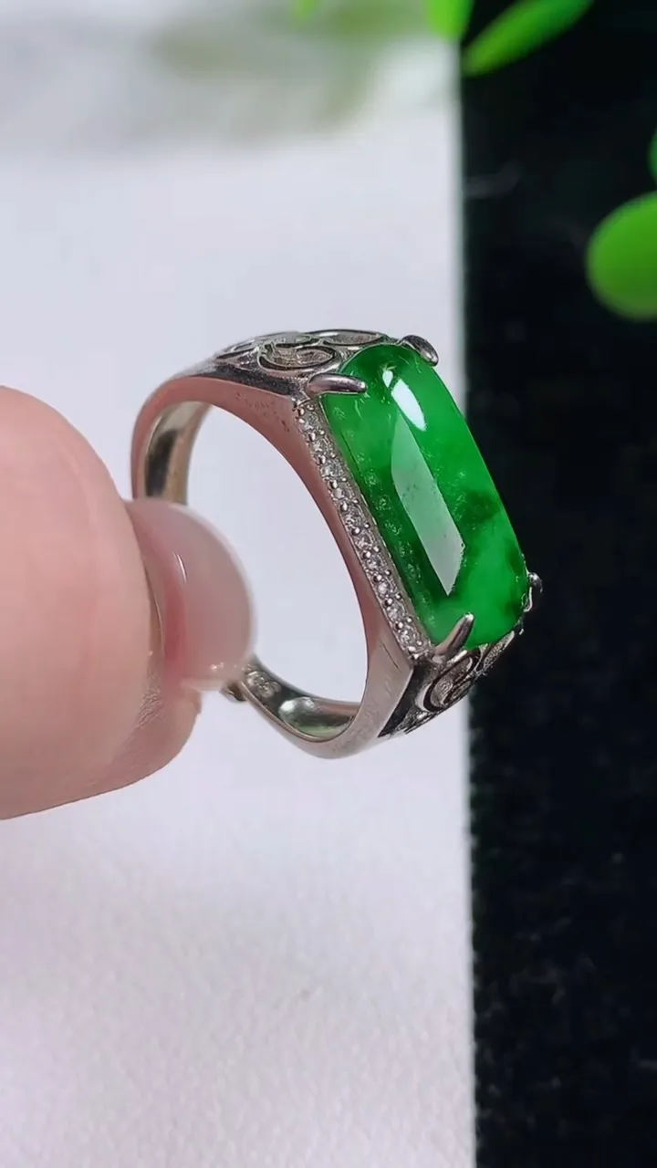 天然A货翡翠马鞍戒指，尺寸14.5-6.2，重:0.39g2025年11月24日
工厂直销收藏佳品,种好水足，色泽均匀，有种有色，上手高大气！
