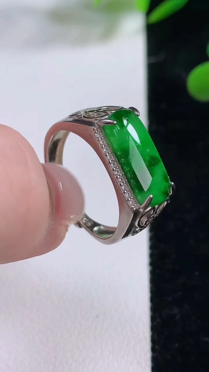 天然A货翡翠马鞍戒指，尺寸14.5-6.2，重:0.39g2025年11月24日
工厂直销收藏佳品,种好水足，色泽均匀，有种有色，上手高大气！