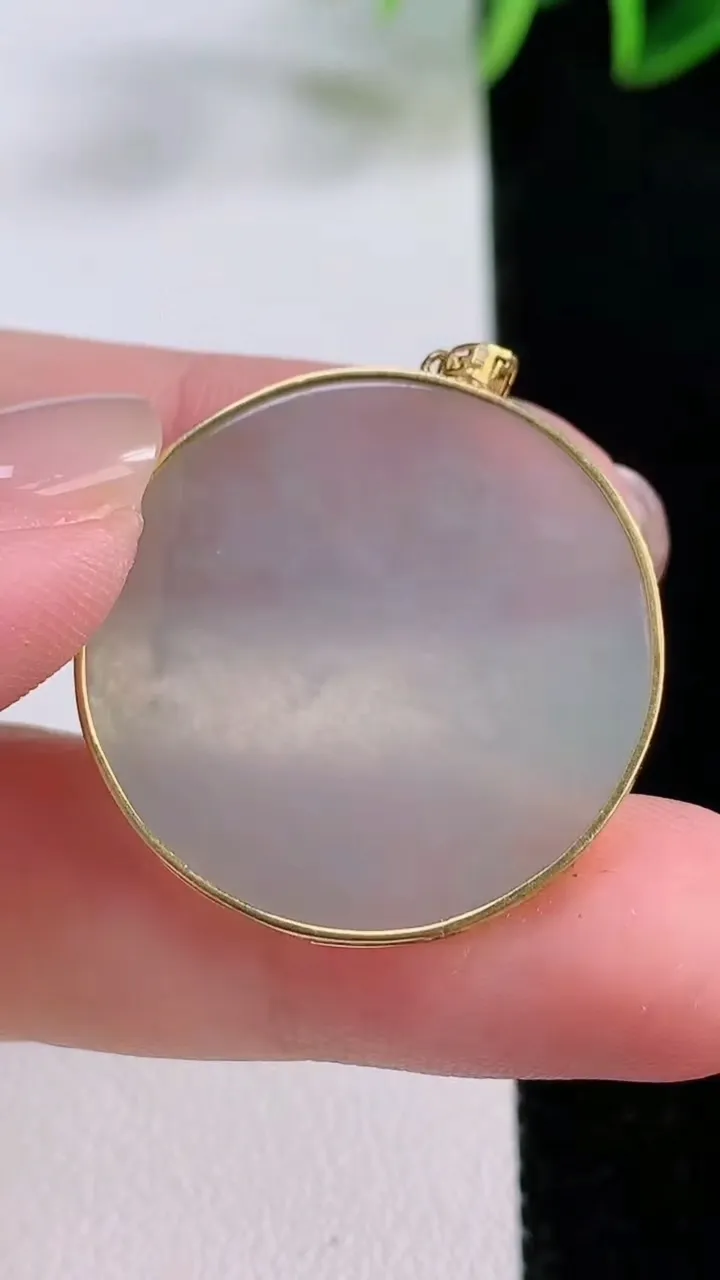 天然A货翡翠种白冰无事牌吊坠，尺寸27.5-2.3，重量:5.42g
11月24日