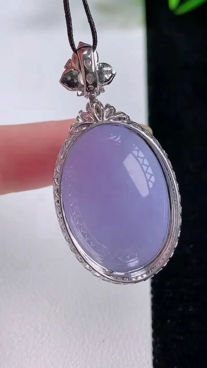 天然A货翡翠18K金紫罗兰蛋面吊坠，尺寸41.6-21.6-15.5，裸石27-19.2重量:13.46g
11月24日