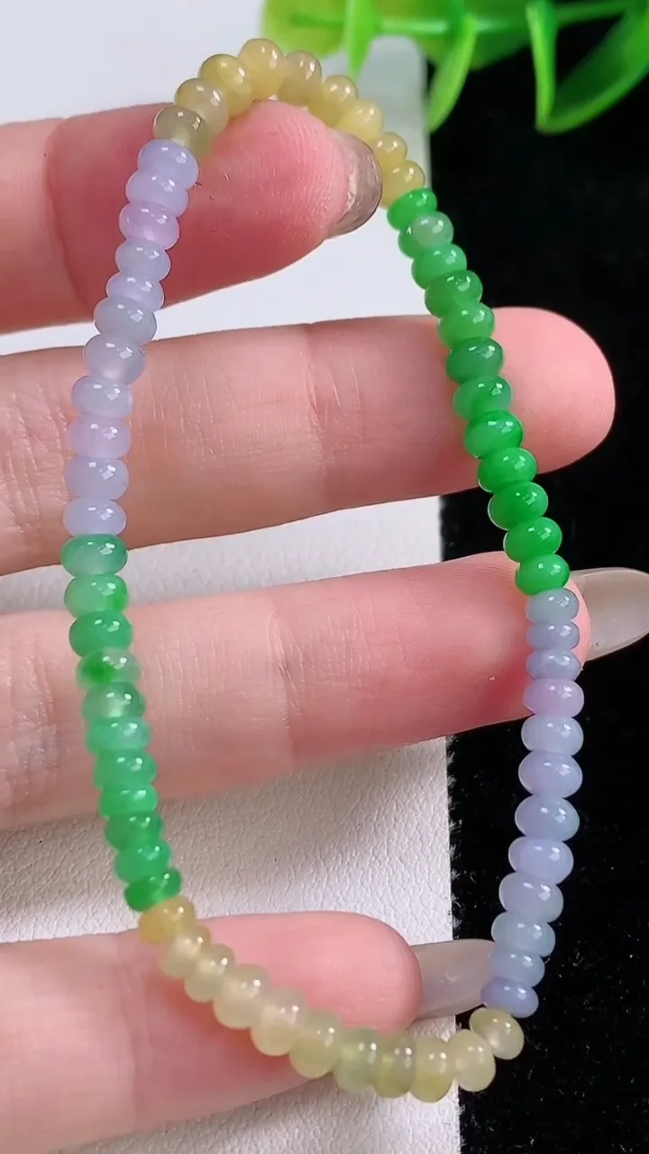 天然A货翡翠三彩算盘珠手串，尺寸4.3-2.6-66颗，重量:6.22g11月24日
工厂直销收藏佳