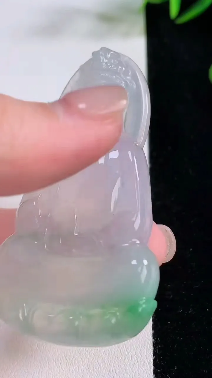 天然A货翡翠观音菩萨吊坠，尺寸64.5-35.6-6.7，重量:28.01g
11月24日