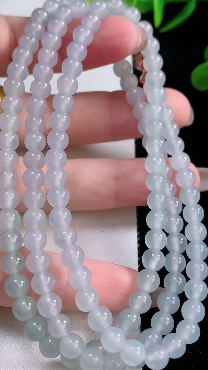 天然A货翡翠种白冰圆珠项链，尺寸5.3-127颗，重量:35.43g11月24日
工厂直销收藏佳品,