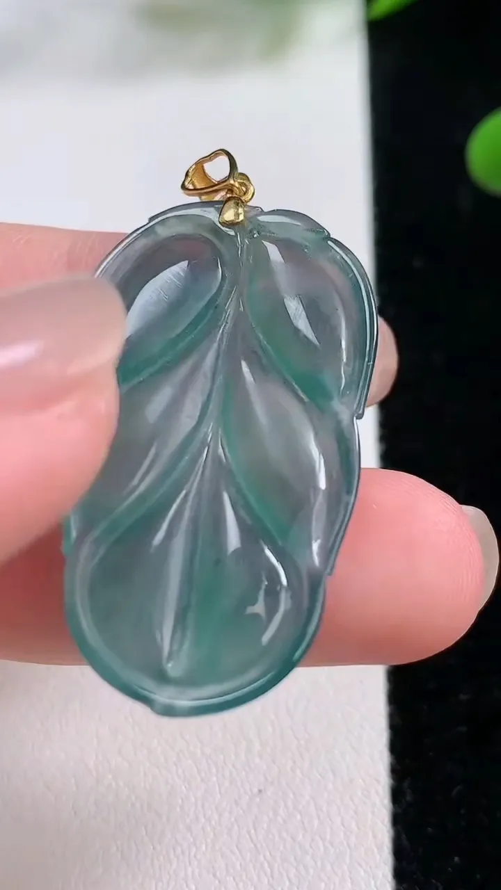 天然A货翡翠18K金蓝水金枝玉叶  叶子吊坠，尺寸35.4-19.3-4.3，重:5.98g
11月24日