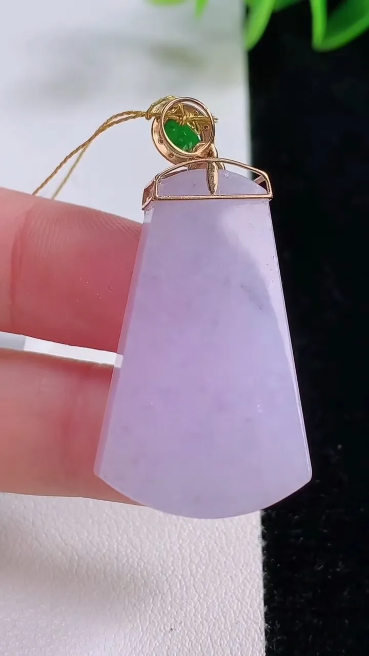 天然A货翡翠18K金紫罗兰无事牌吊坠，尺寸36-21.4-6.1，重量:12.14g
11月24日