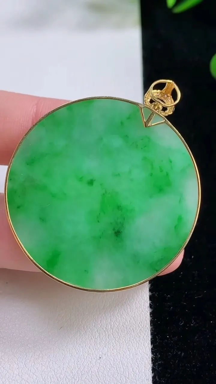 天然A货翡翠无事牌吊坠，尺寸39.5-3，重量:14.56g
11月24日