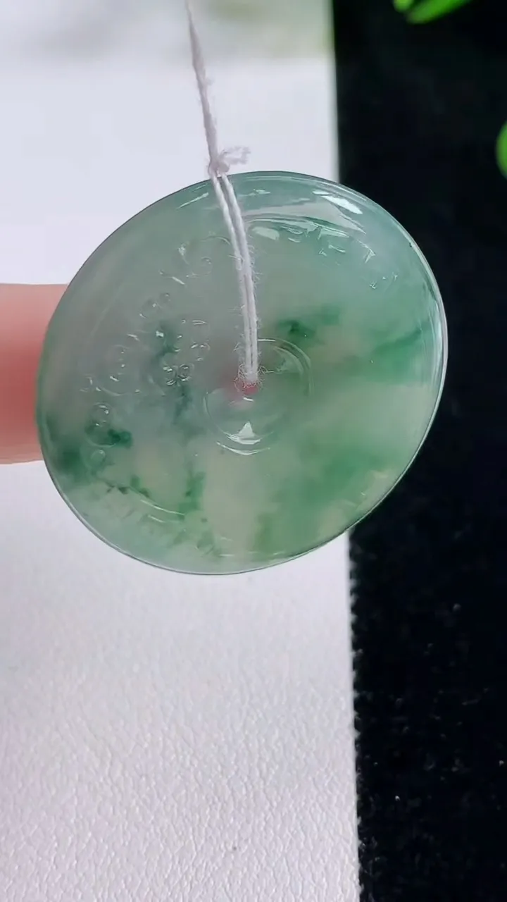 天然A货翡翠冰种飘花复古平安扣吊坠，尺寸32.5-5.6，重量:11.93g
11月24日