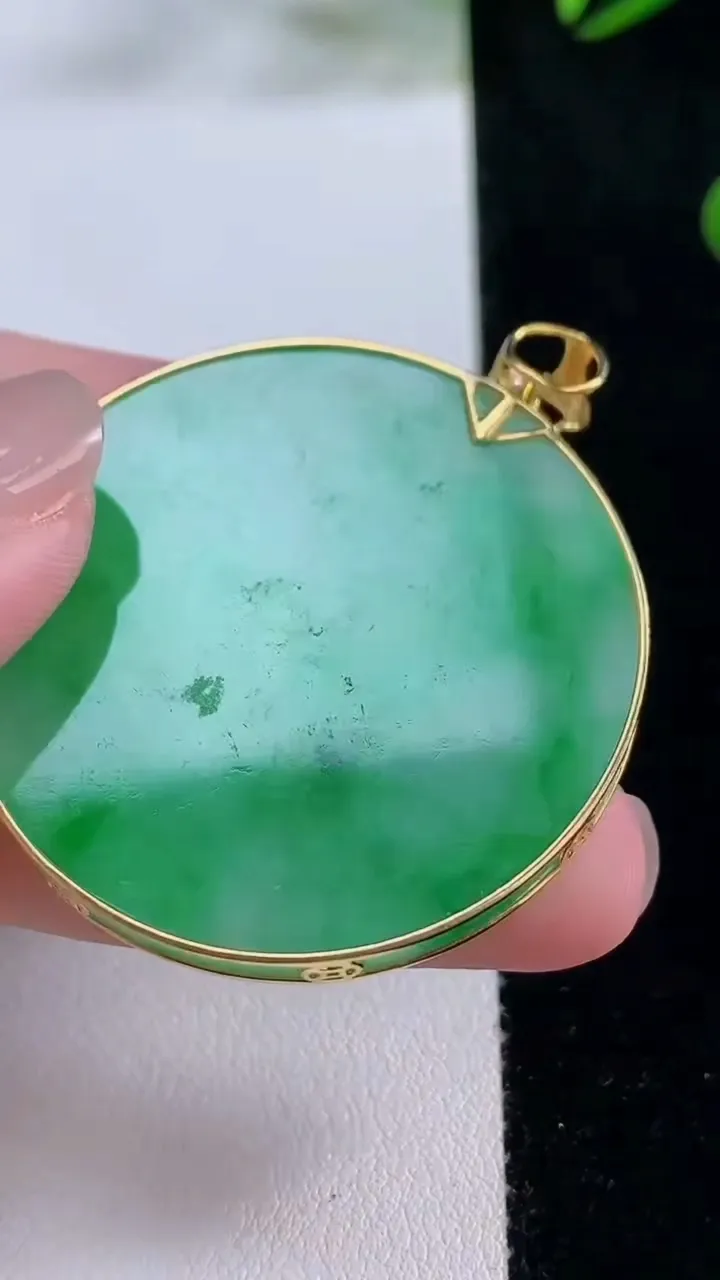 天然A货翡翠无事牌吊坠，尺寸39.5-3，重量:14.56g
11月24日