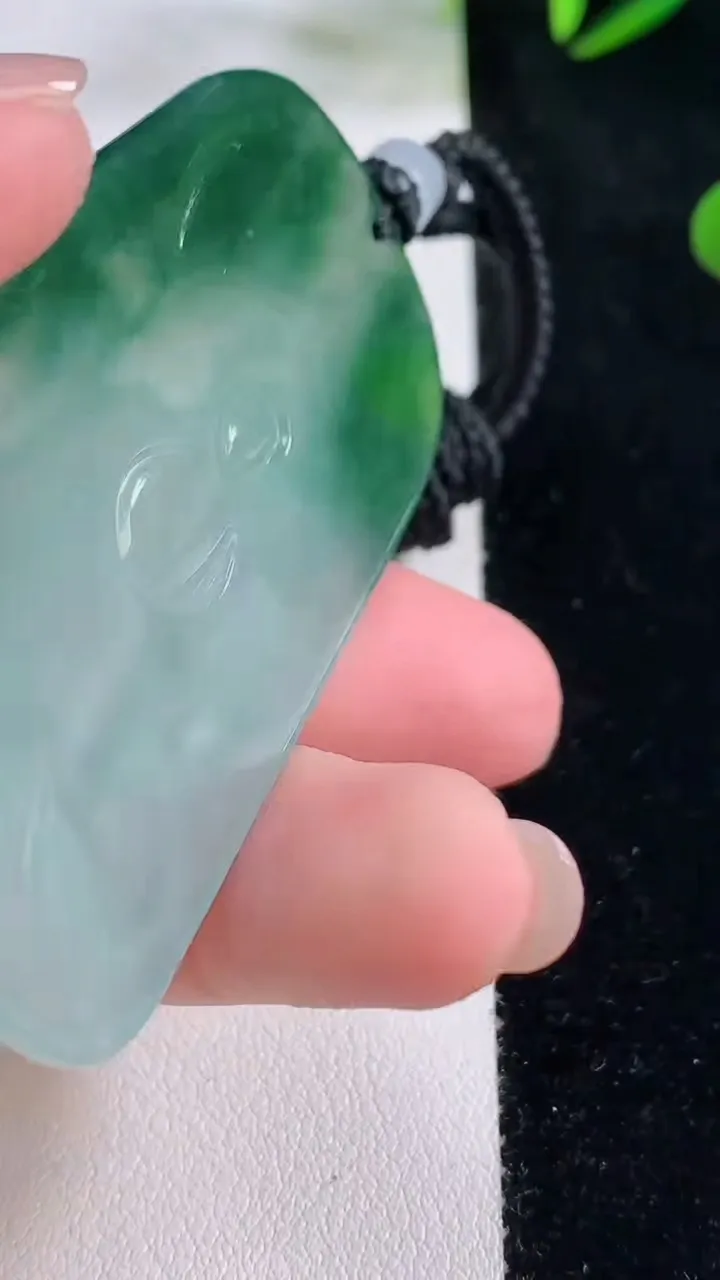 天然A货翡翠阿弥陀佛吊坠，尺寸64-37.5-4.8，重量:31.57g
11月24日