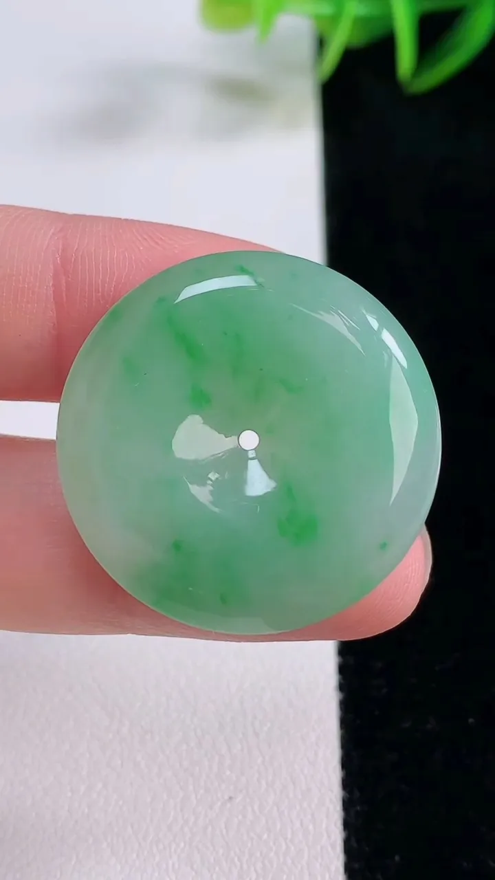 天然A货翡翠平安扣吊坠，尺寸29-5.9，重量:11.09g
11月24日