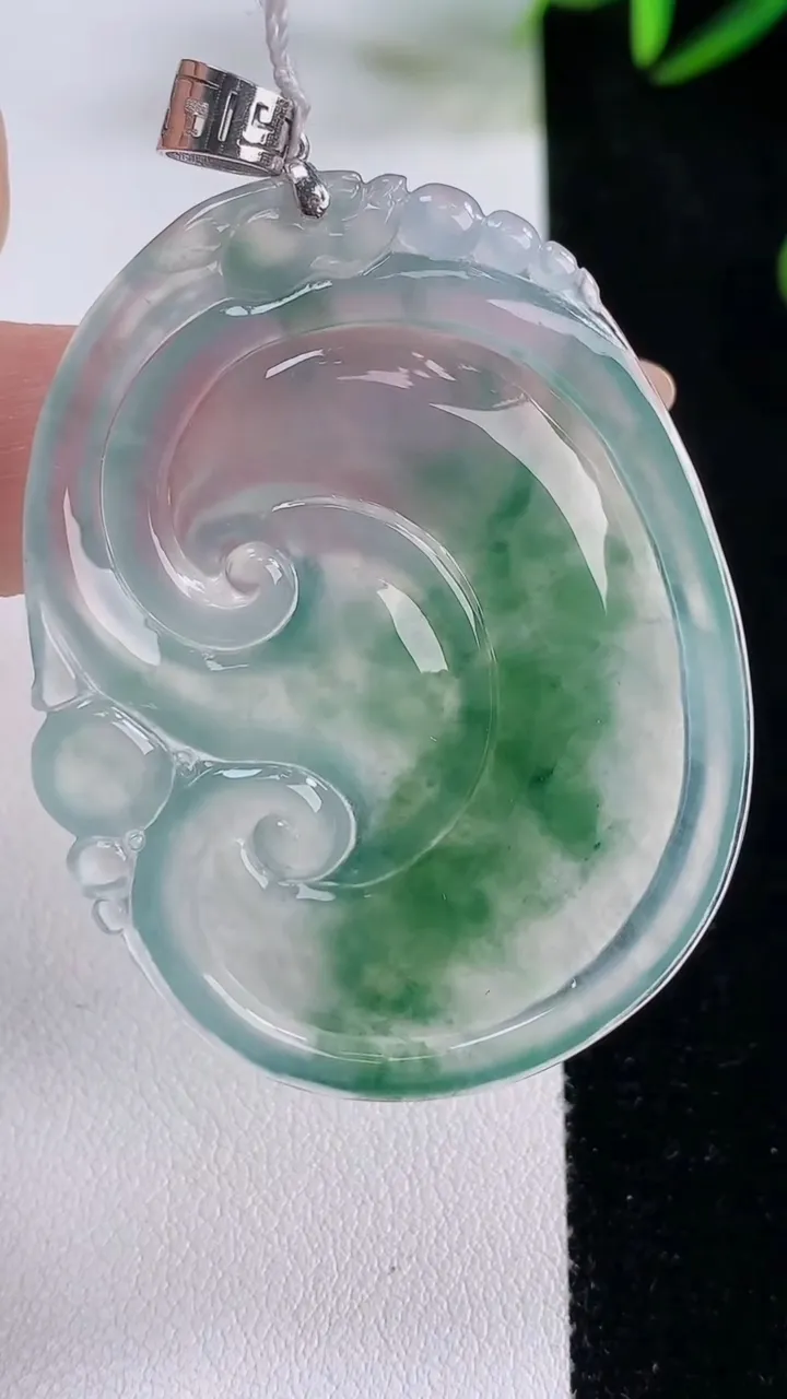 天然A货翡翠种飘花如意吊坠，尺寸49-37.8-4.4，重量:15.68g
11月24日