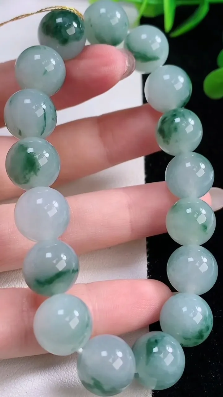 天然A货翡翠种飘花圆珠手串，尺寸12-17颗，重量:51.20g11月24日
工厂直销收藏佳品,种好水足，色泽均匀，有种有色，上手高大气！