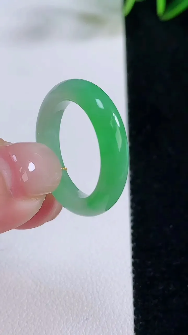 天然A货翡翠指环戒指，尺寸17.8-4.2-3.6，重量:3.75g2025年11月24日
工厂直销