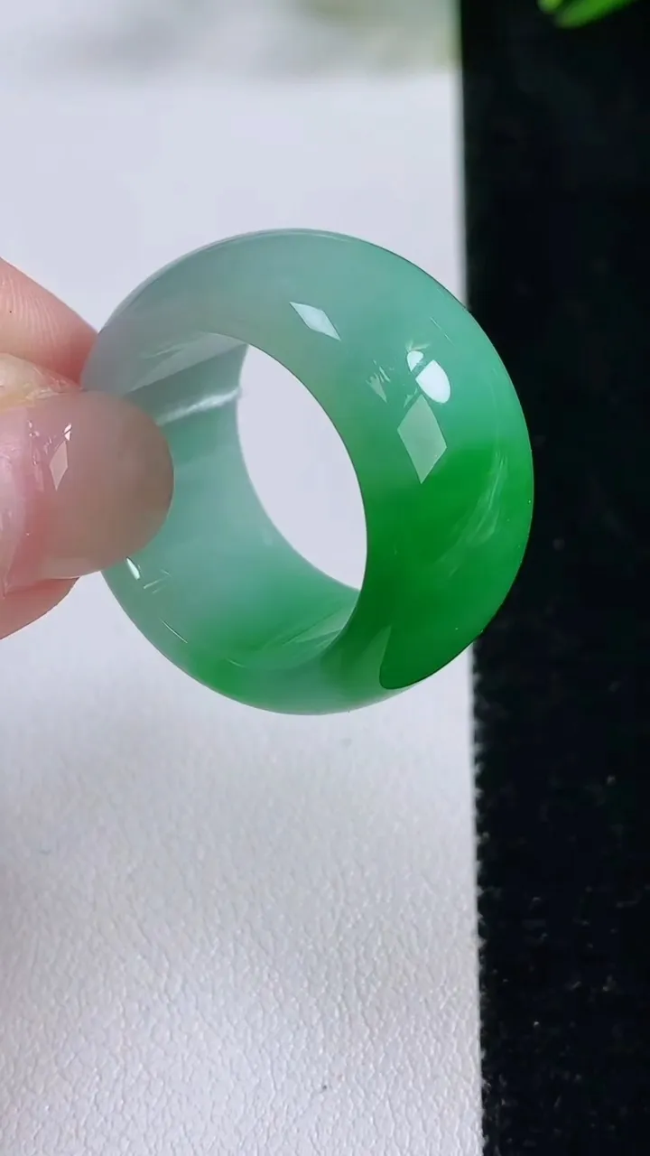 天然A货翡翠指环扳指，尺寸21-13.7-4.4，重量:15.06g2025年11月24日
工厂直销收藏佳品,种好水足，色泽均匀，有种有色，上手高大气！