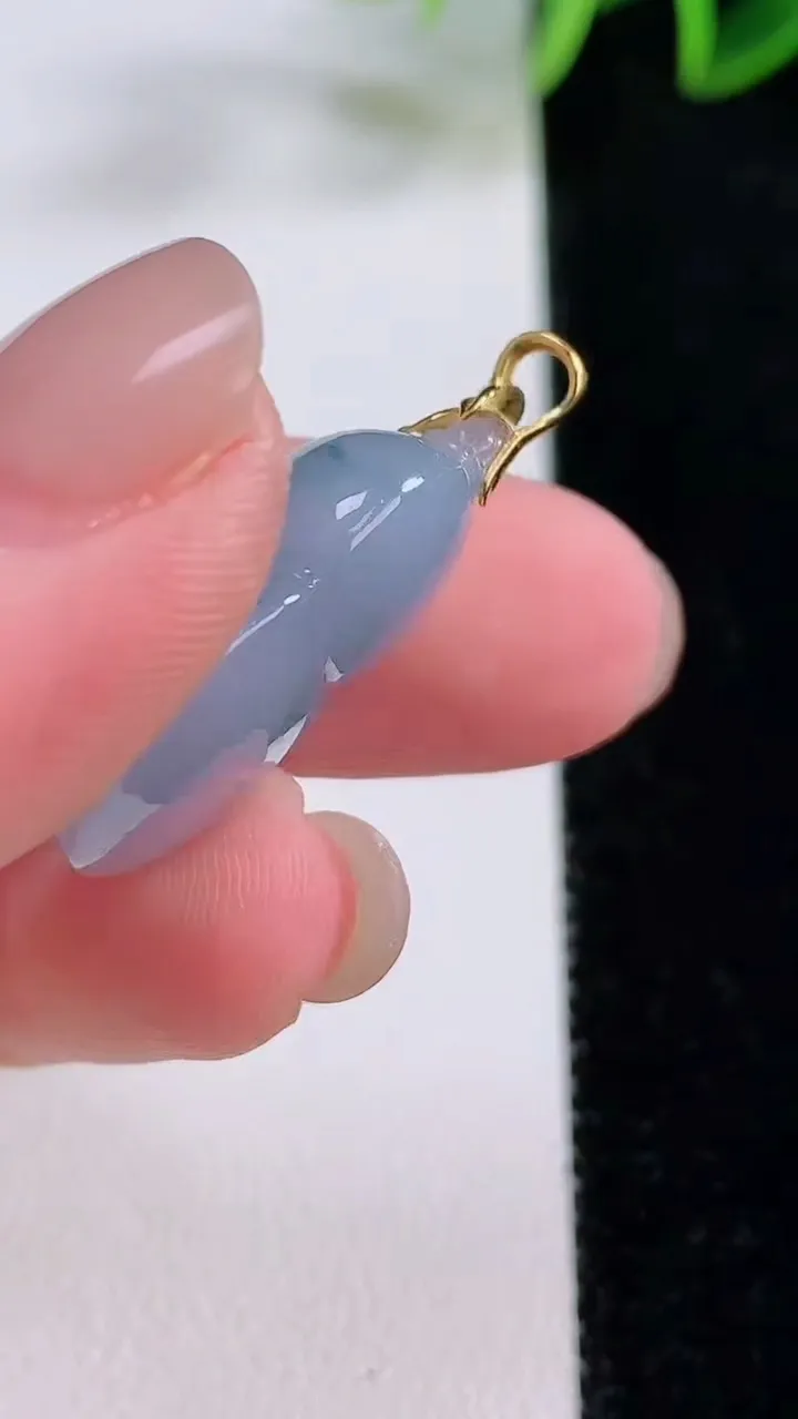 天然A货翡翠18K金紫罗兰飘花葫芦吊坠，尺寸22.6-16-8.6，重量:5.65g
11月24日