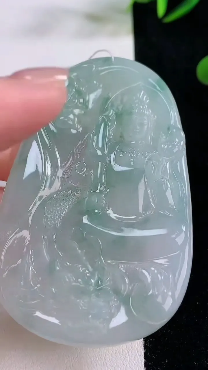 天然A货翡翠种飘花御龙虚空藏菩萨吊坠，尺寸69.7-43.7-5.7，重量:39.16g
11月24