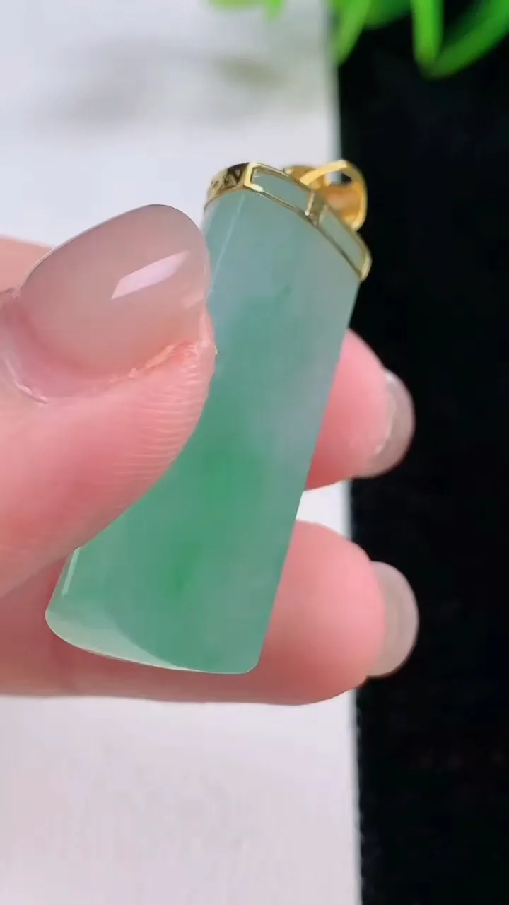 天然A货翡翠无事牌吊坠，尺寸32.7-13.6-8.5，重量:10.00g
11月24日