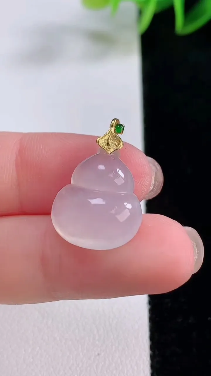 天然A货翡翠种白冰葫芦吊坠，尺寸17.2-14.7-5.6，重量:2.58g
11月24日