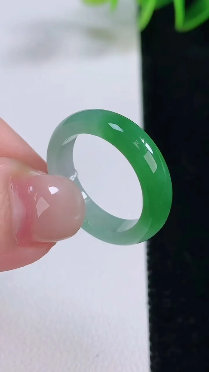 天然A货翡翠指环戒指，尺寸17.6-4.6-2.7，重量:3.14g2025年11月24日
工厂直销