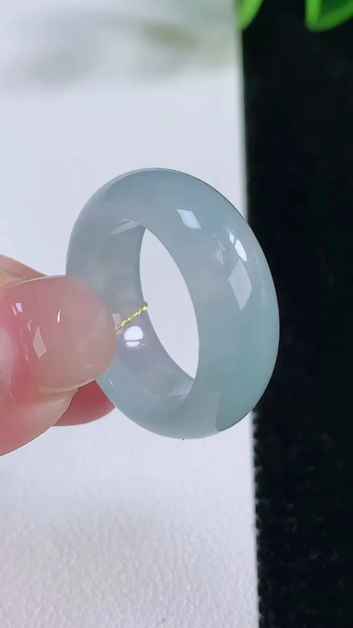 天然A货翡翠冰种飘花指环戒指，尺寸17.6-7.6-3.6，重量:6.41g2025年11月24日
