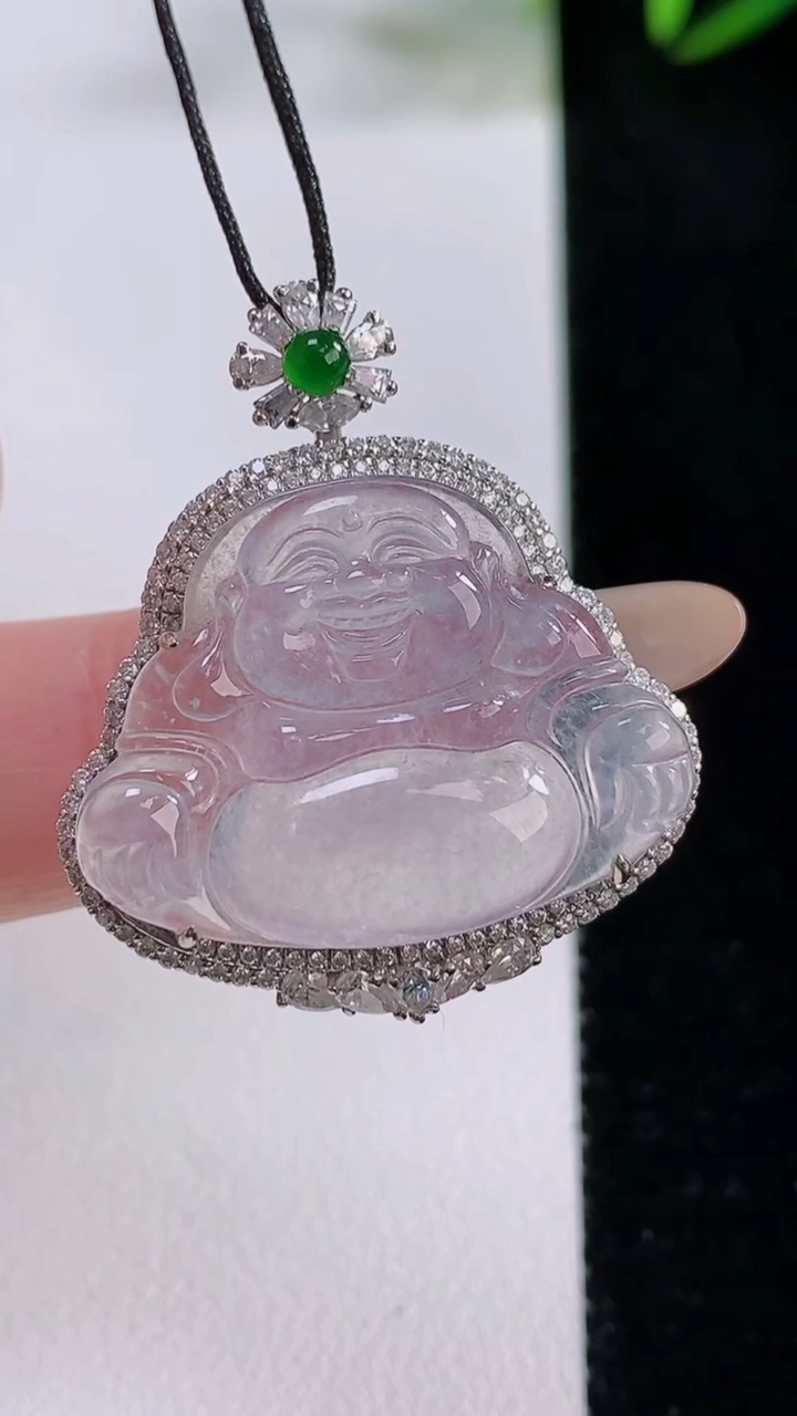 天然A货翡翠种白冰佛公吊坠，尺寸32-28.3-8.3，裸石19.6-26.2重量:6.43g
11月24日