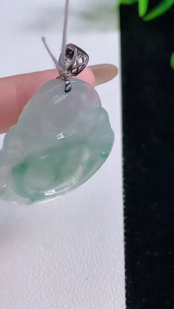 天然A货翡翠种飘花佛公吊坠，尺寸33.3-36.5-6.9，重量:13.23g
11月24日