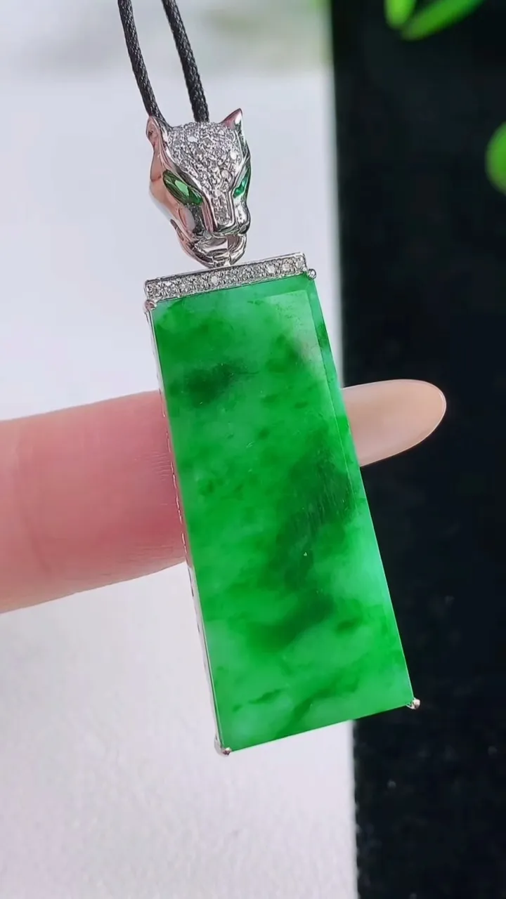 天然A货翡翠无事牌吊坠，尺寸41.1-29.8-12.8-3.8，重量:4.65g
11月24日