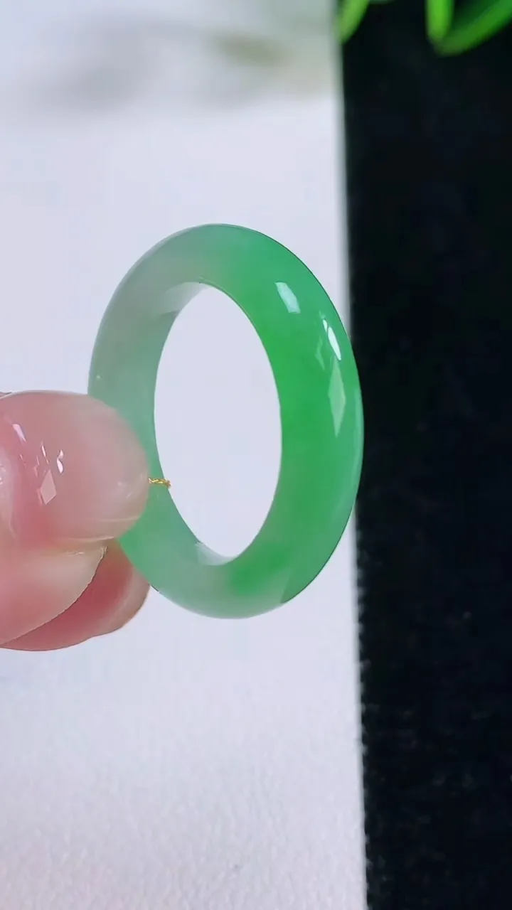 天然A货翡翠指环戒指，尺寸17.8-4.2-3.6，重量:3.75g2025年11月24日
工厂直销收藏佳品,种好水足，色泽均匀，有种有色，上手高大气！