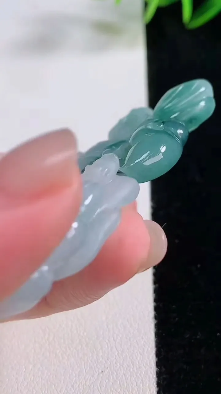 天然A货翡翠冰种飘花大势至菩萨吊坠，尺寸64-39.3-10.2，重量:38.83g
11月24日