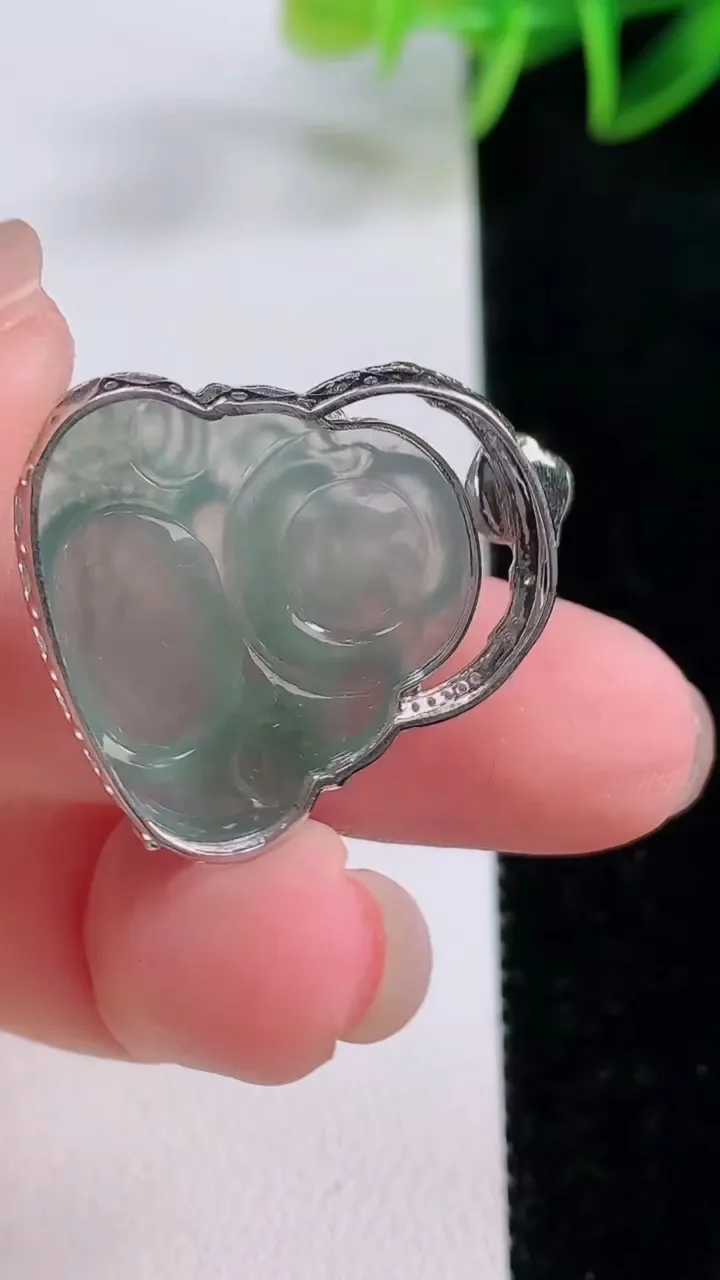 天然A货翡翠佛公吊坠，尺寸28-21.6-24-6.5，重量:4.94g
11月24日