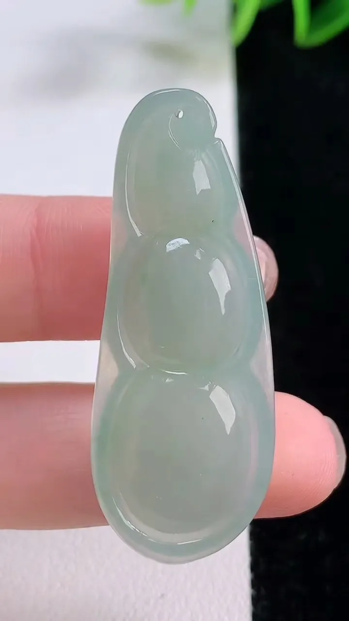 天然A货翡翠福豆吊坠，尺寸45.2-17.5-6.6，重量:9.03g
11月24日