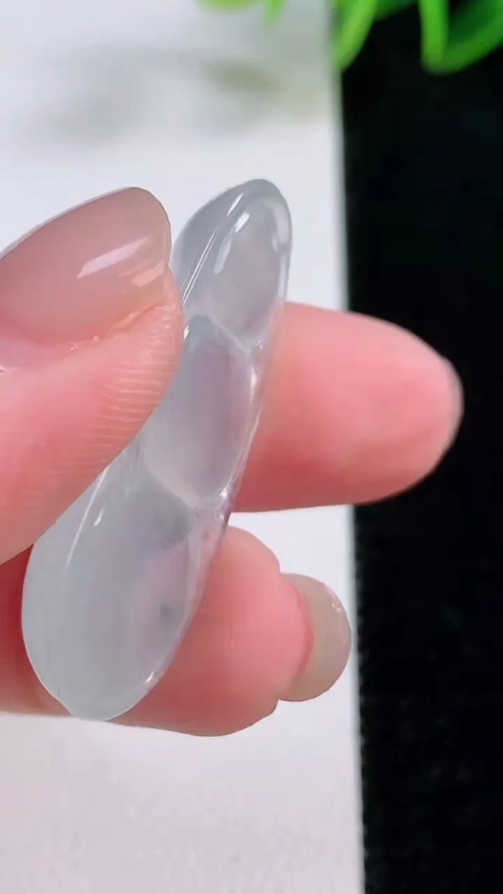 天然A货翡翠冰种飘花福豆吊坠，尺寸35.7-15.3-5.8，重量:5.51g
11月24日