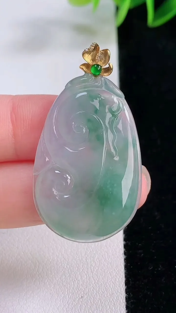 天然A货翡翠种飘花如意吊坠，尺寸35.3-23.5-4.9，重量:8.28g
11月24日