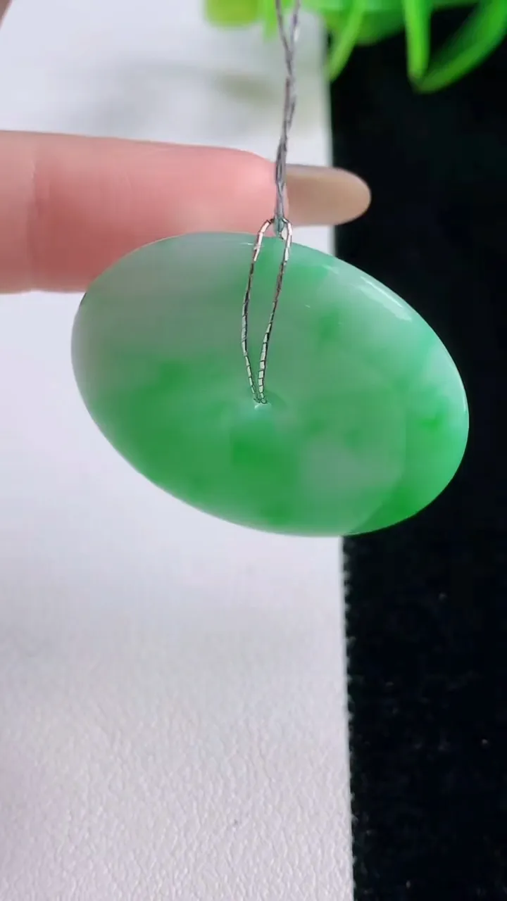 天然A货翡翠平安扣吊坠，尺寸32.4-6.1，重量:14.56g
11月24日