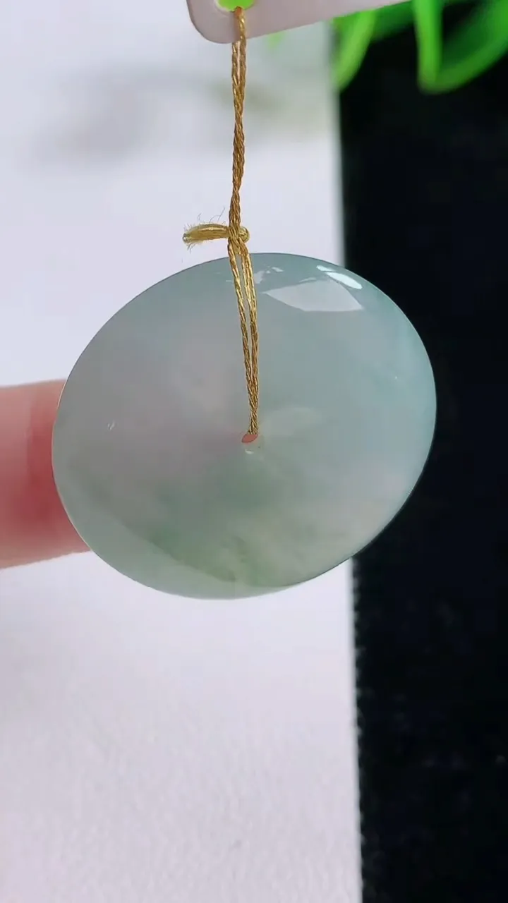 天然A货翡翠平安扣吊坠，尺寸27-5.9，重量:8.91g
11月24日