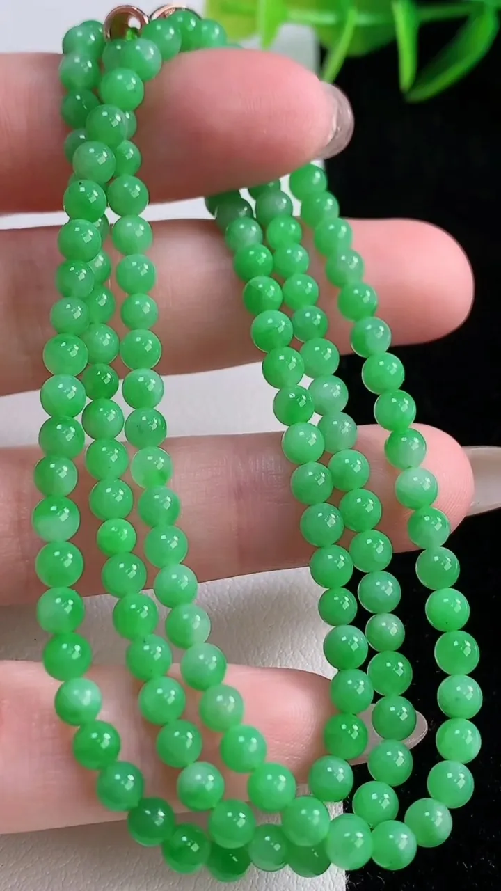 天然A货翡翠小米珠项链，尺寸3.4-140颗，重量:16.55g11月24日
工厂直销收藏佳品,种好水足，色泽均匀，有种有色，上手高大气！