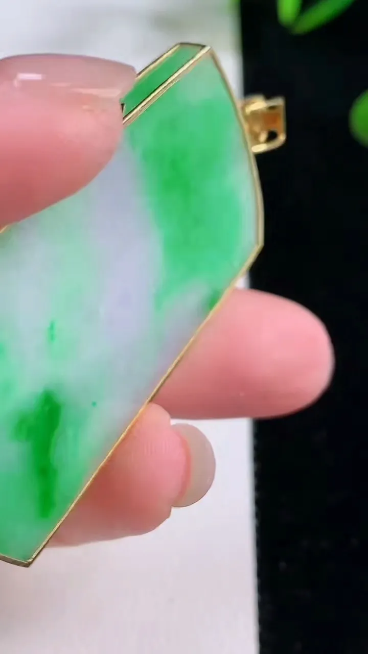 天然A货翡翠无事牌吊坠，尺寸47.2-29.5-3.4，重量:15.70g
11月24日