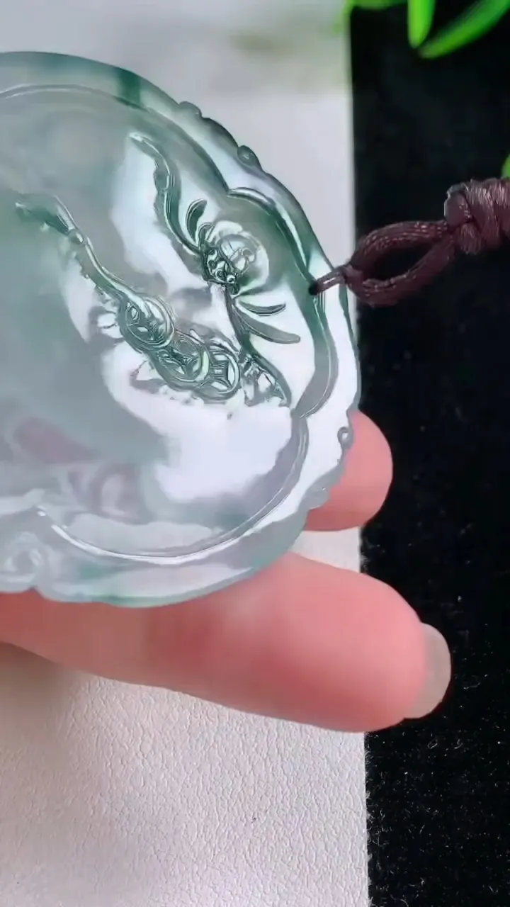 天然A货翡翠种飘花生肖鸡吊坠，尺寸53-51.3-4.3，重量:24.79g
11月24日