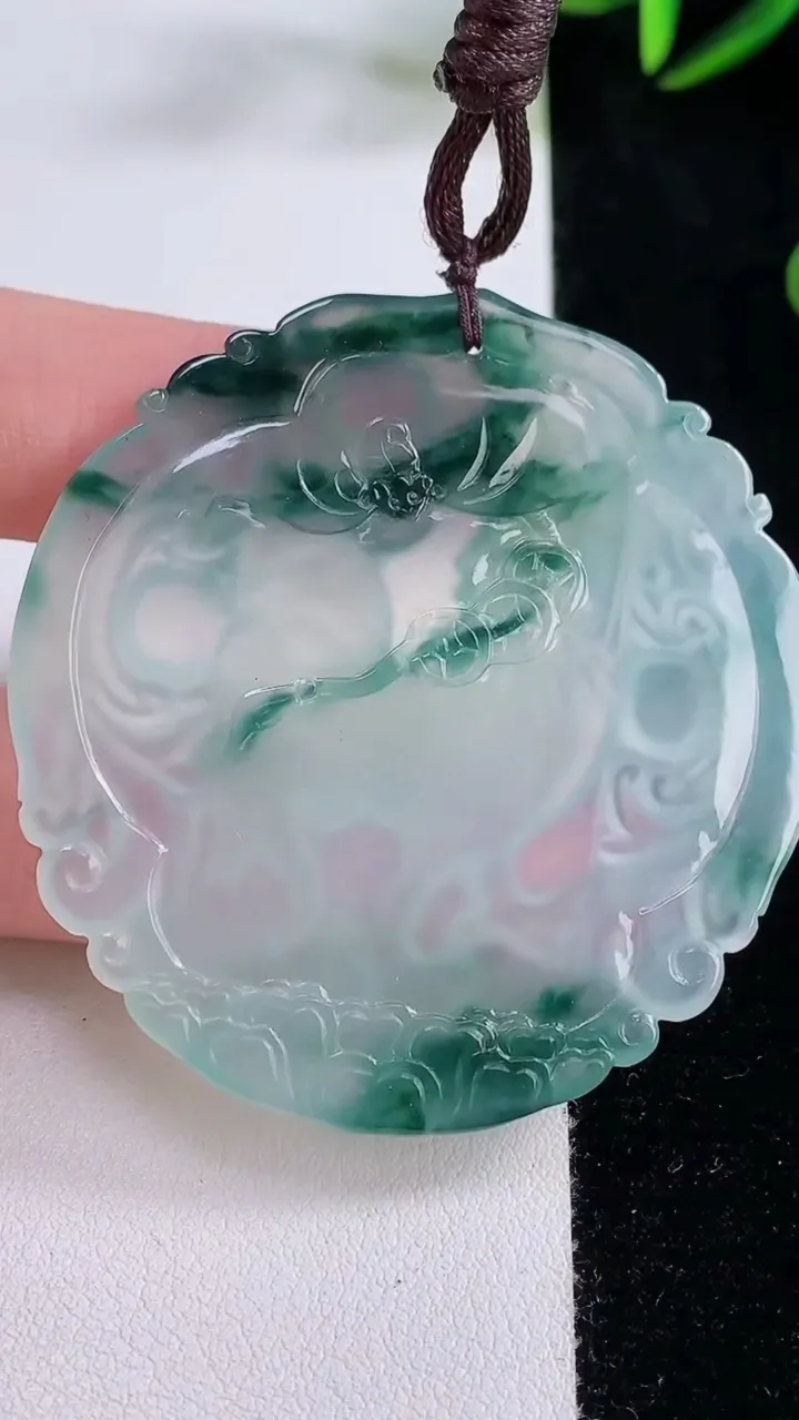 天然A货翡翠种飘花生肖鸡吊坠，尺寸53-51.3-4.3，重量:24.79g
11月24日