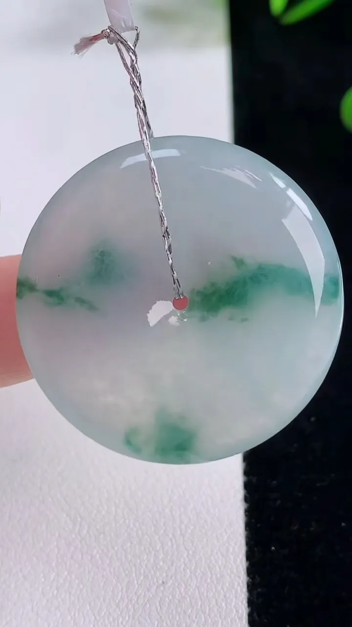 天然A货翡翠冰种飘花平安扣吊坠，尺寸34.2-5.5，重量:14.96g
11月24日