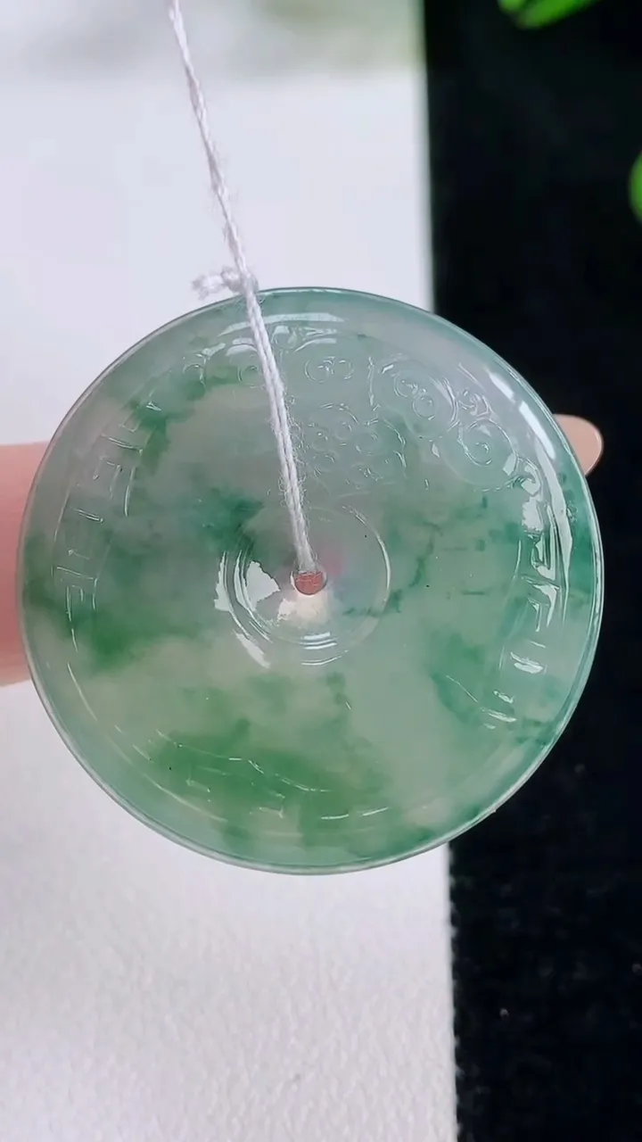 天然A货翡翠冰种飘花复古平安扣吊坠，尺寸32.5-5.6，重量:11.93g
11月24日