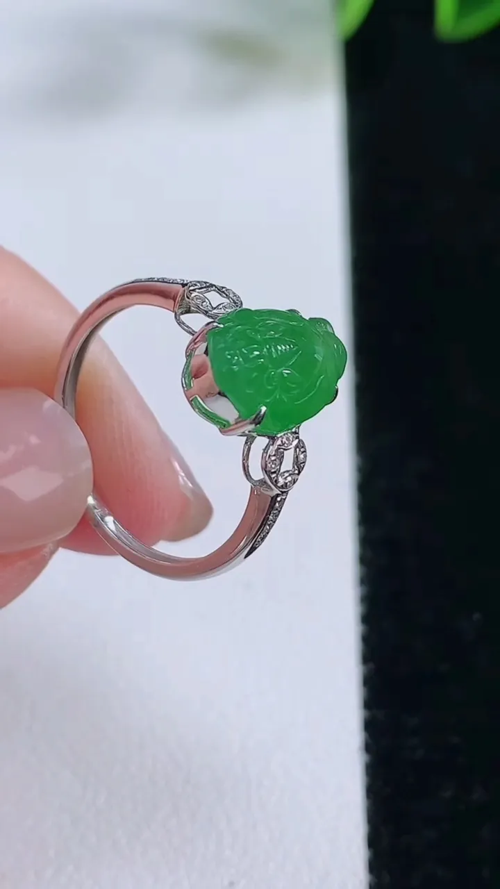 天然A货翡翠金蟾戒指，尺寸17.5-11.2-7.7-5.6，重量:1.79g2025年11月24日