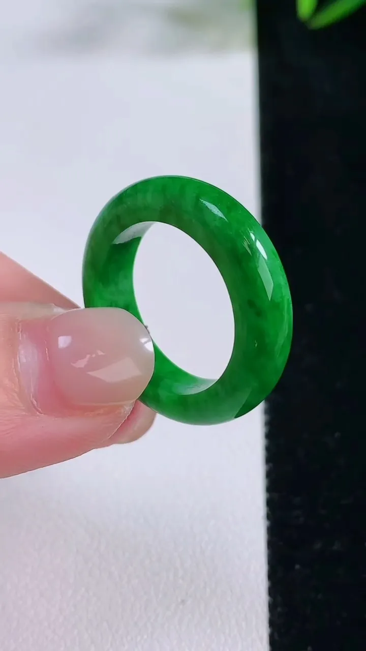天然A货翡翠指环戒指，尺寸18.4-5.6-3.7，重量:5.10g2025年11月24日
工厂直销