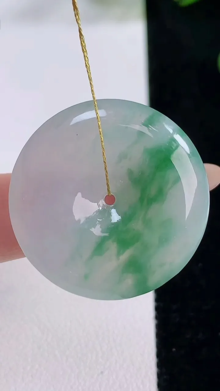 天然A货翡翠冰种飘花平安扣吊坠，尺寸30.6-5.5，重量:11.03g
11月24日