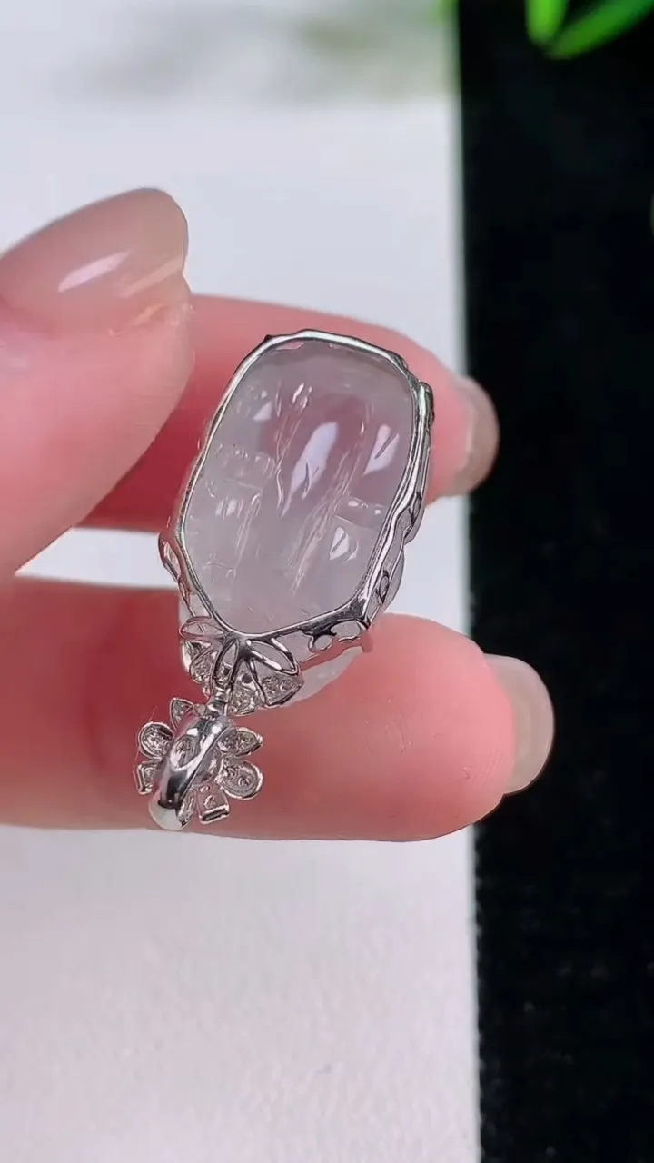 天然A货翡翠种白冰貔貅吊坠，尺寸28.8-21-12.7-10.2，重量:5.13g
11月24日