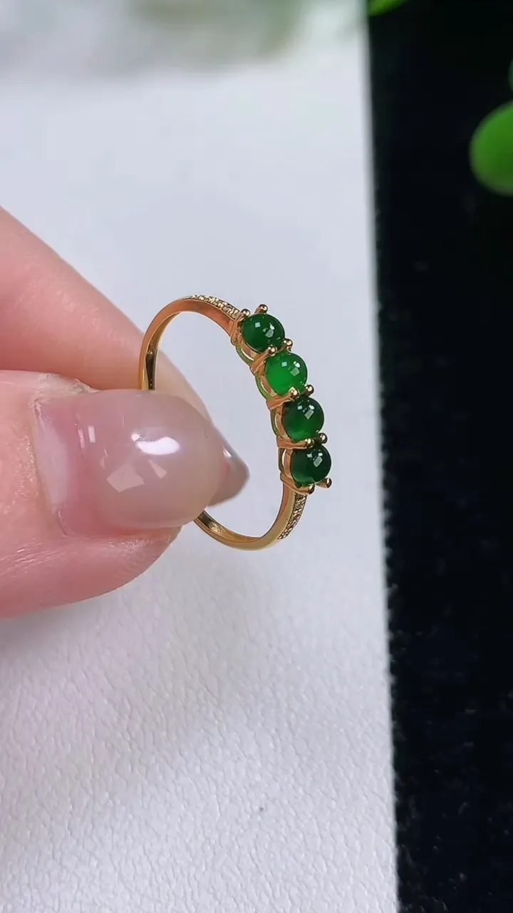 天然A货翡翠蛋面戒指，尺寸17.5-2.6-2.8，重:0.94g2025年11月24日
工厂直销收藏佳品,种好水足，色泽均匀，有种有色，上手高大气！