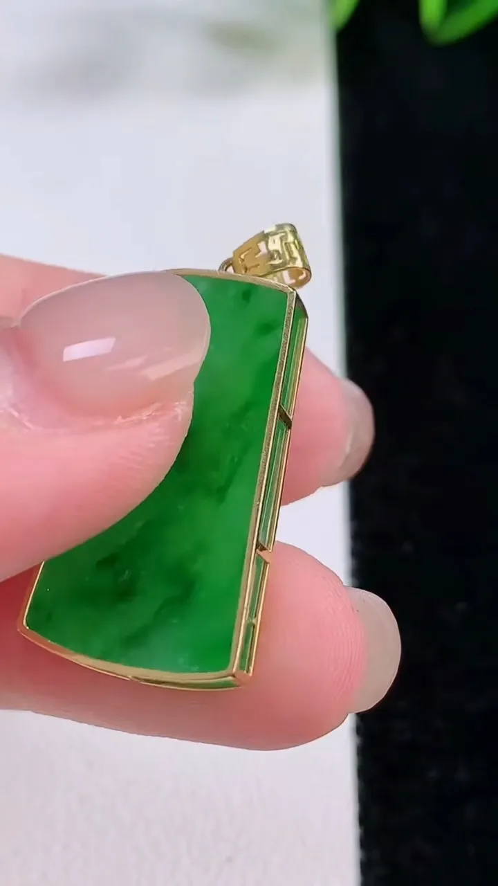 天然A货翡翠无事牌吊坠，尺寸26-14.2-3.7，重量:4.13g
11月24日