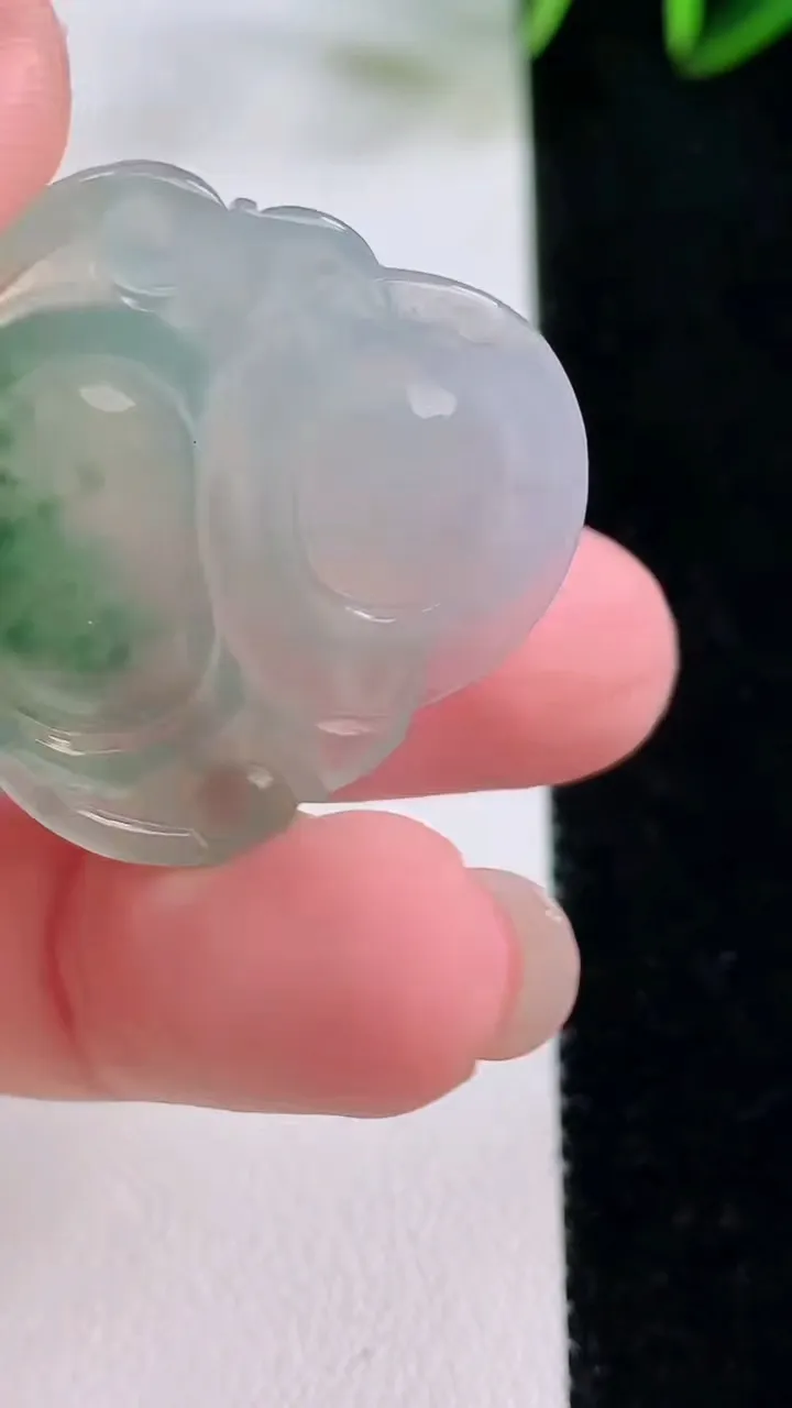 天然A货翡翠冰种飘花佛公吊坠，尺寸29-32.6-5.9，重量:8.34g
11月24日