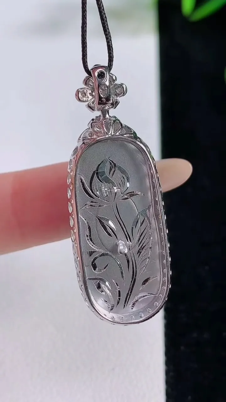 天然A货翡翠金枝玉叶 叶子吊坠，尺寸40-14.5-7.6，裸石29-12.2重量:5.77g
11月24日